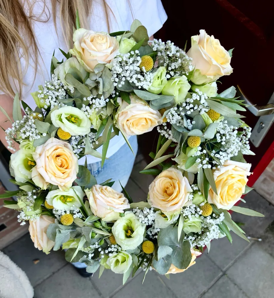 Krans met witte rozen en groen
