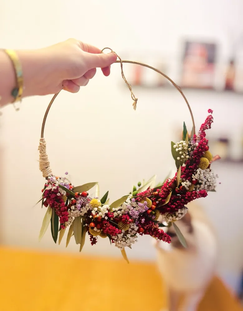 Bloemenkrans aan een metalen ring